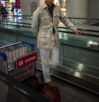 Tenue: Veste style militaire en lin beige, Chemise à manches courtes noire, Pantalon chino blanc, Chaussures derby en cuir marron foncé