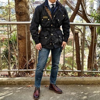 Comment porter des bottines chukka en cuir bordeaux: Essaie d'associer une veste style militaire noire avec un jean bleu pour un look de tous les jours facile à porter. Une paire de bottines chukka en cuir bordeaux est une option judicieux pour complèter cette tenue.