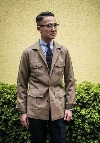 Comment porter une veste style militaire beige: Harmonise une veste style militaire beige avec un pantalon de costume bleu marine pour dégager classe et sophistication.