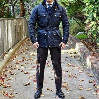 Tenue: Veste style militaire matelassée bleu marine, Chemise de ville blanche, Pantalon de costume marron foncé, Chaussures derby en cuir noires