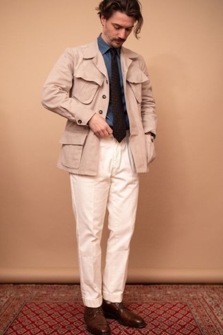 Comment porter une veste beige: Harmonise une veste beige avec un pantalon de costume blanc pour une silhouette classique et raffinée. Une paire de chaussures derby en cuir marron foncé est une option parfait pour complèter cette tenue.