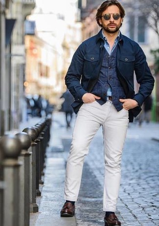 Un pantalon chino à porter avec un gilet bleu marine et blanc: Opte pour un gilet bleu marine et blanc avec un pantalon chino pour un look classique et élégant. Une paire de mocassins à pampilles en cuir marron foncé est une option parfait pour complèter cette tenue.