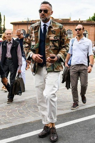 Tenue: Veste style militaire camouflage olive, Gilet bleu marine, Chemise de ville blanche, Pantalon chino blanc
