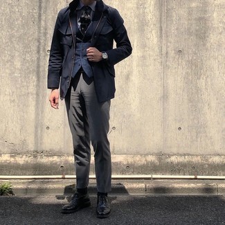 Comment porter une cravate á pois noire et blanche: Harmonise une veste style militaire bleu marine avec une cravate á pois noire et blanche pour une silhouette classique et raffinée. Termine ce look avec une paire de chaussures richelieu en cuir noires pour afficher ton expertise vestimentaire.