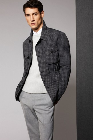Comment porter une veste style militaire grise en automne à 30 ans: Choisis une veste style militaire grise et un pantalon de costume gris pour un look classique et élégant. En bref, ce look d'automne est superbe.