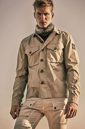 Comment porter une veste style militaire marron clair: Essaie d'harmoniser une veste style militaire marron clair avec un pantalon cargo marron clair pour obtenir un look relax mais stylé.