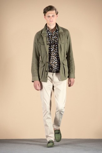 Tenue: Veste style militaire olive, Chemise à manches longues camouflage gris foncé, Pantalon chino beige, Mocassins en cuir verts