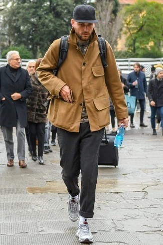 Comment porter un sac à dos gris foncé: Pour une tenue aussi confortable que ton canapé, choisis une veste style militaire marron clair et un sac à dos gris foncé. Complète ce look avec une paire de chaussures de sport grises.