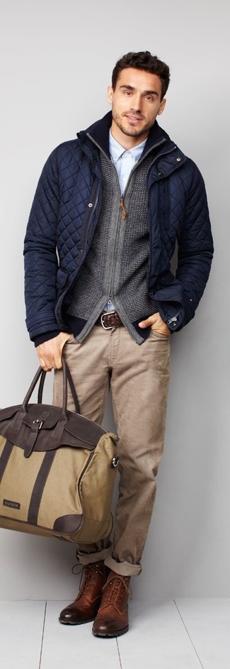 Comment porter un jean marron clair: Pense à opter pour une veste style militaire matelassée bleu marine et un jean marron clair pour une tenue idéale le week-end. Une paire de bottes de loisirs en cuir marron apportera une esthétique classique à l'ensemble.
