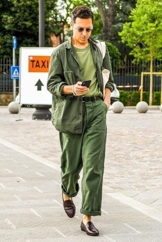 Comment porter un pantalon chino vert foncé: Essaie d'associer une veste style militaire vert foncé avec un pantalon chino vert foncé pour une tenue confortable aussi composée avec goût. Apportez une touche d'élégance à votre tenue avec une paire de slippers en cuir marron foncé.