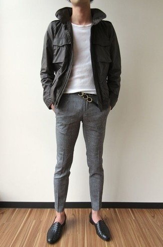 Tenue: Veste style militaire gris foncé, T-shirt à col rond blanc, Pantalon chino gris, Slippers en cuir tressés noirs