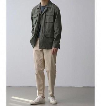 Tenue: Veste style militaire vert foncé, T-shirt à col rond gris foncé, Pantalon chino beige, Baskets basses blanches