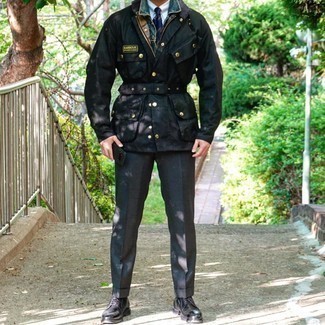 Comment porter une veste style militaire: Harmonise une veste style militaire avec un pantalon de costume gris foncé pour dégager classe et sophistication. Cet ensemble est parfait avec une paire de chaussures derby en cuir noires.