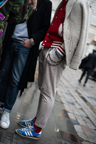 Comment porter une veste universitaire rouge et blanc: Pour une tenue de tous les jours pleine de caractère et de personnalité opte pour une veste universitaire rouge et blanc avec un pantalon chino gris. Termine ce look avec une paire de baskets basses bleues.