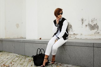 Comment porter un pantacourt: Pense à harmoniser une veste universitaire noire et blanche avec un pantacourt pour obtenir un look relax mais stylé. Une paire de sandales à talons en cuir noires est une option génial pour complèter cette tenue.