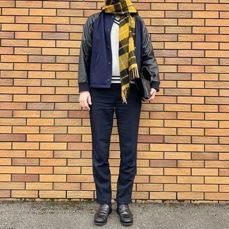 Comment porter une écharpe écossaise jaune: Essaie d'harmoniser une veste universitaire bleu marine avec une écharpe écossaise jaune pour un look confortable et décontracté. Ajoute une paire de slippers en cuir noirs à ton look pour une amélioration instantanée de ton style.