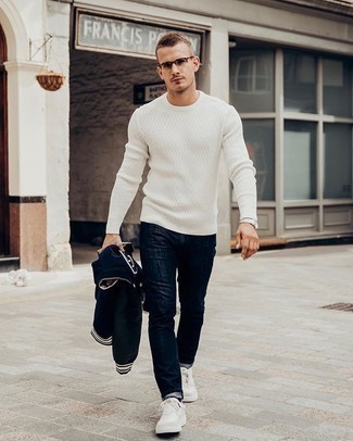 Comment porter une veste universitaire avec un jean à 20 ans: Essaie d'harmoniser une veste universitaire avec un jean pour un look de tous les jours facile à porter. Une paire de baskets basses en toile blanches est une option avisé pour complèter cette tenue.