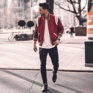 Comment porter une veste universitaire rouge et blanc: Une veste universitaire rouge et blanc et un jean skinny noir sont ta tenue incontournable pour les jours de détente. Ajoute une paire de bottines chelsea en cuir noires à ton look pour une amélioration instantanée de ton style.