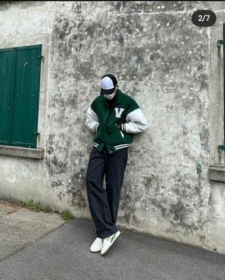 Tenue: Veste universitaire vert foncé, T-shirt à col rond noir, Jean noir, Baskets basses en toile blanc et vert
