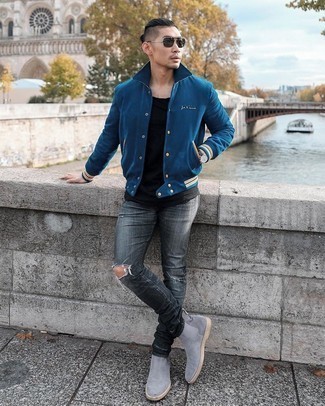 Comment porter un jean déchiré gris foncé: Associe une veste universitaire bleue avec un jean déchiré gris foncé pour une tenue relax mais stylée. Termine ce look avec une paire de bottines chelsea en daim grises pour afficher ton expertise vestimentaire.