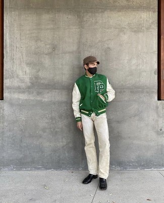 Comment porter une veste universitaire verte: Harmonise une veste universitaire verte avec un jean blanc pour affronter sans effort les défis que la journée te réserve. Une paire de bottines chelsea en cuir noires apportera une esthétique classique à l'ensemble.
