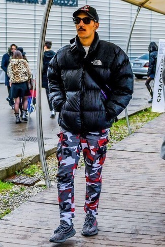 Comment porter un sac violet quand il fait frais