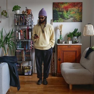 Comment porter un bonnet violet quand il fait chaud
