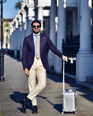 Comment porter un blazer violet quand il fait chaud