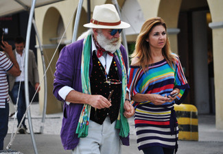 Comment porter un blazer violet quand il fait chaud