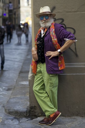 Comment porter un blazer violet quand il fait chaud
