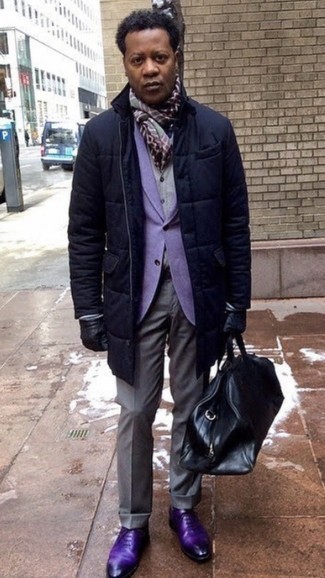 Comment porter un blazer violet quand il fait frais