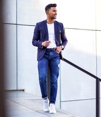 Comment porter un blazer violet quand il fait chaud