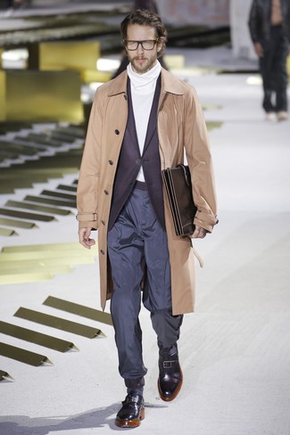 Un pull à col roulé à porter avec un blazer violet