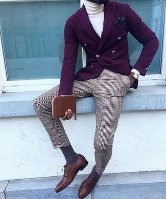 Un pull à col roulé à porter avec un blazer violet