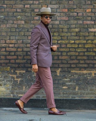 Un pull à col roulé à porter avec un blazer violet