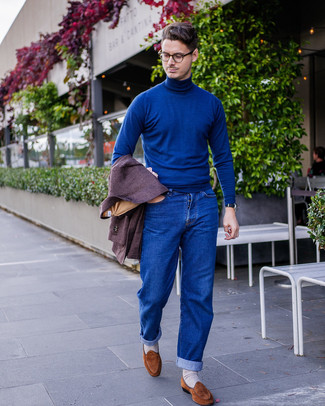 Un pull à col roulé à porter avec un blazer violet