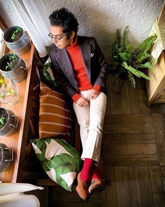 Un pull à col roulé à porter avec un blazer violet
