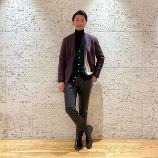 Un pull à col roulé à porter avec un blazer violet