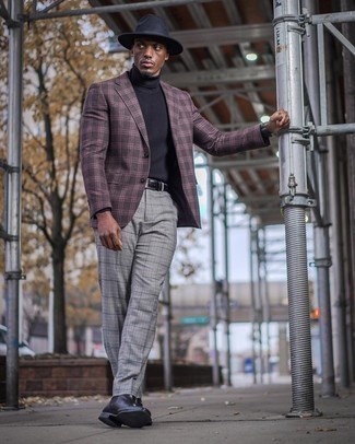 Un pull à col roulé à porter avec un blazer violet