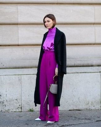 Comment porter un chemisier violet quand il fait froid