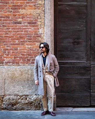 Comment porter un manteau violet