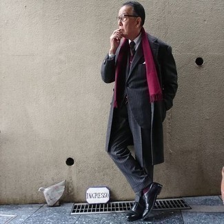 Comment porter un manteau violet en hiver
