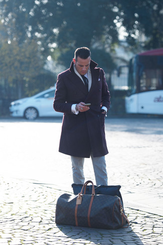 Comment porter un manteau violet