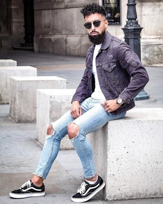 Comment porter une veste violette pour un style relax