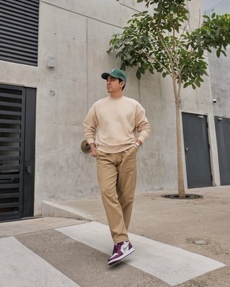 Comment porter des baskets en cuir violettes en automne