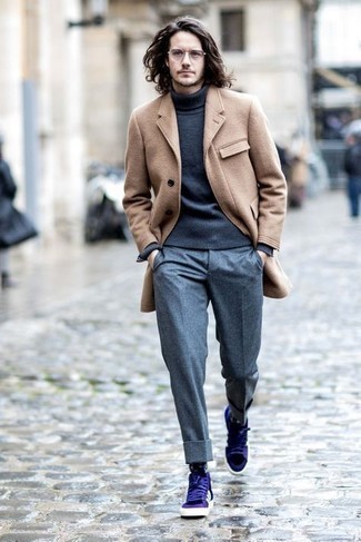 Comment porter des baskets en cuir violettes en automne