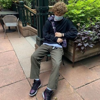 Comment porter des baskets en cuir violettes en automne