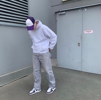 Comment porter des baskets en cuir violettes en automne