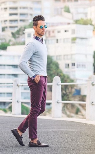 Comment porter un pantalon violet quand il fait chaud