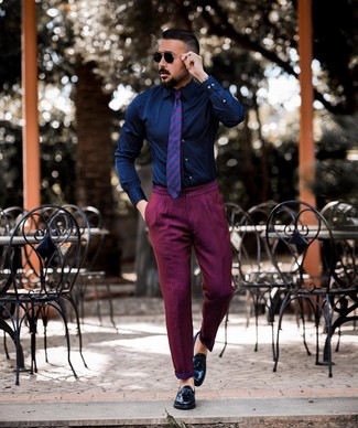 Comment porter un pantalon violet quand il fait chaud